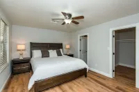 2900sf Riverfront home,no wake zone,5 bdrm, 4 bath Sleeps14,games, Sandy Beach! Hotels near Airport Center Dr