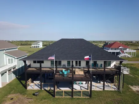 Sea Dreams~ New Beachfront~ 5 bedroom/5 bathroom~ Pool & Spa Отели рядом с достопримечательностью «Port Bolivar»