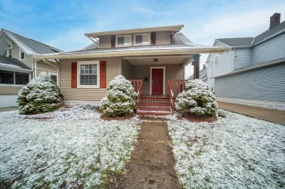 Cozy Home Close to Cuyahoga, Portage Lakes, University, and Hospital 니미질라 저수지 주변 호텔
