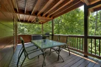 Walk to the River! 3 Story Cabin w/ Firepit~ Games ~ Fireplace~Covered deck!