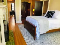 Historic Geneva Row House near Hobart William Smith Colleges and Linden Street. 杰尼瓦酒店