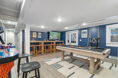 3 min to ND. Game Room. Fire Pit. Large group friendly. Отели в г. Саут-Бенд