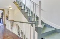 ★Private terrace & parking ★ at this Historic 1800's Townhome in ❤︎ of City - Jacuzzi