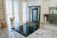 Luxury Studio Everything is Brand New! 5 min to the Beach!