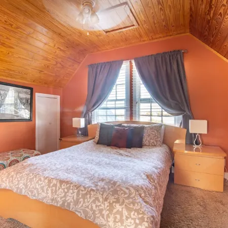 1880 Victorian In Heart of Downtown