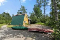 A-Frame Hot tub Retreat - Firepit, Grill, EV & Dog Friendly, Close to N. Conway. Hotel di Fryeburg