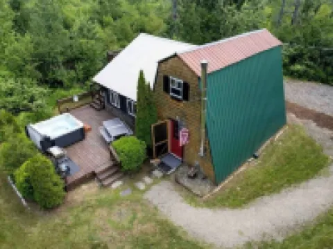 A-Frame Hot tub Retreat - Firepit, Grill, EV & Dog Friendly, Close to N. Conway. Hotels in Fryeburg