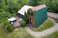 A-Frame Hot tub Retreat - Firepit, Grill, EV & Dog Friendly, Close to N. Conway. Hotel di Fryeburg