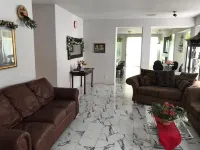 Gorgeous Clean 4 Bedroom Glendale Vacation Home + Wi-Fi Hotels in Glendale