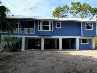 Tucked Away on Wooded Way located blocks from Manasota Beach with Heated Pool. Hotels near Catanias Winery