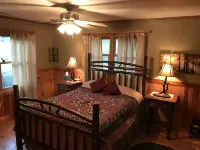 Pet friendly 2br/2ba cabin with hot tub on Rushing Trout Stream!
