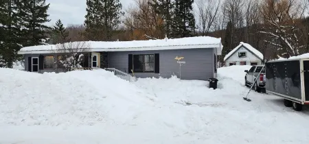 Newly remodeled home that is perfect for outdoor loving groups! Отели в г. Гринленд Тауншип