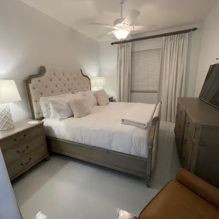 RENOVATED,2pm check-in,11a checkout,1stfloor private unit,close to 5th ave&beach