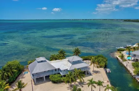 Oceanfront Gated Corner lot Amazing Sunsets. 90” BoatDock & 12 person Swim Spa!