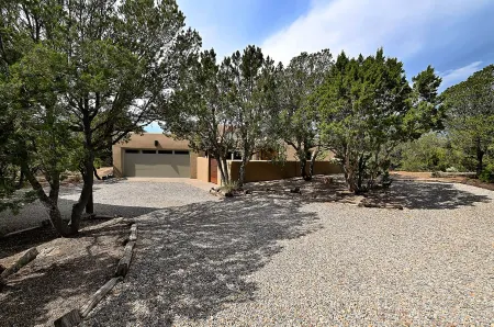 Spacious 3 bedroom, 2 bathroom luxury home; AC; 1 mile to historic Canyon Road Отели рядом с достопримечательностью «Публичная библиотека Санта-Фе»