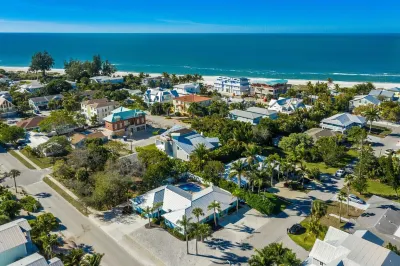 Single Level Home- 1 Minute Walk to the Beach- 5 minute walk to Restaurant/Shops