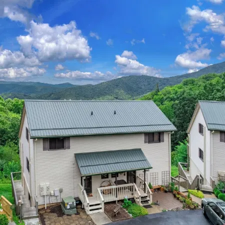 Modern Condo Located in the Resort Village of Seven Devils. Great Views!