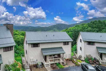 Modern Condo Located in the Resort Village of Seven Devils. Great Views!