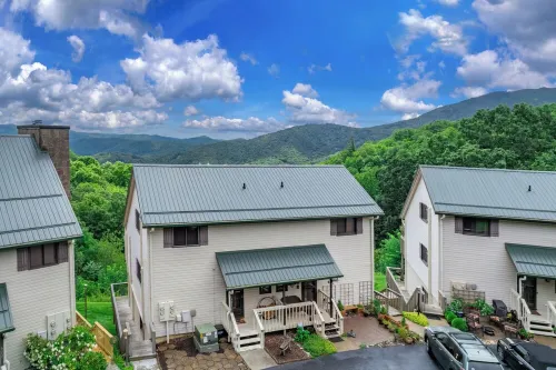 Modern Condo Located in the Resort Village of Seven Devils. Great Views!