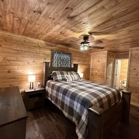 New Cabin built in 2022. 2 minutes away from multiple trailheads!  Sleeps 8