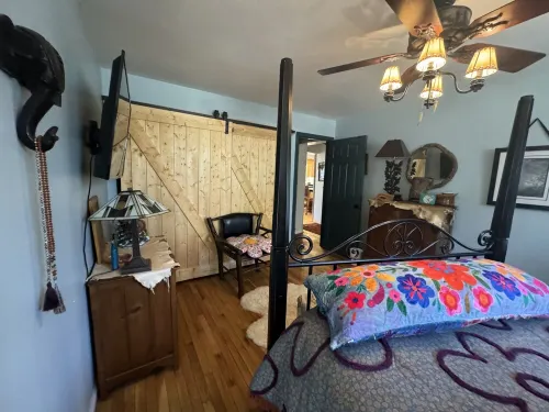 Luxury Bohemian Lodge on Coker Creek w Oversized Hot Tub & Outdoor Fire Tables