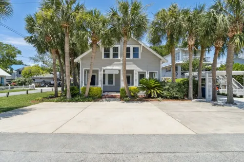 Stanton Apartment D - Historic Retreat 1 Block to Beach