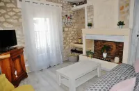 Au Mazet de Carmélina, an old building dating from 1850 in the heart of the Alpilles mountains