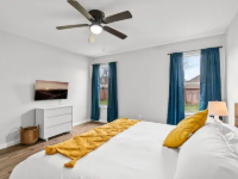 Modern home w/ garage, big yard, pool 4 mins away! Hotels in Leander