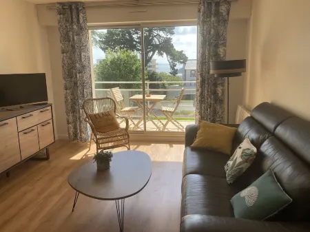 Beautiful sea view apartment 300 m from the beach