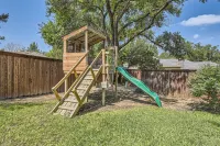 Lively Interior Oasis w/ Big Yard- Fast- WIFI