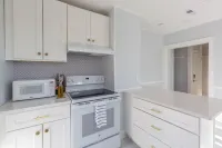 Bright & Stylish Coastal Retreat in Marblehead Historic Center w Parking!