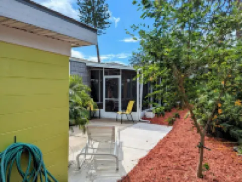 No Sharing! This Casita is  Private. Full Kitchen,Yard, Screened Lanai Hotels in Holiday