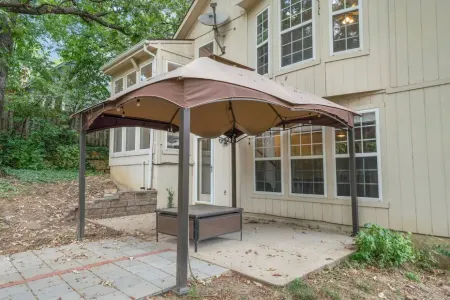 Spacious 3-bedroom house in charming Shawnee with Game Room Отели в г. Шони