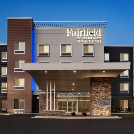 Fairfield Inn & Suites Milwaukee West Отели рядом с достопримечательностью «Миллер Парк»
