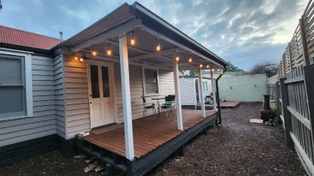 'Pickett's Cottage' - Circa 1868 - oldest in Knox, close to Dandenong Ranges. Отели в г. Фернтри Галли