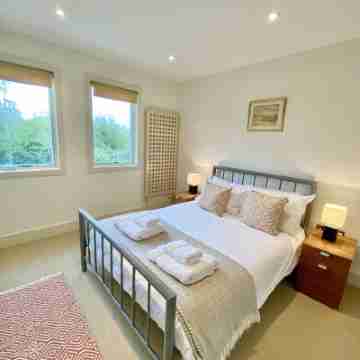 Large 4 Bedroom Lakeside Holiday lodge in the Cotswold. Sleeps 8-10 Rooms