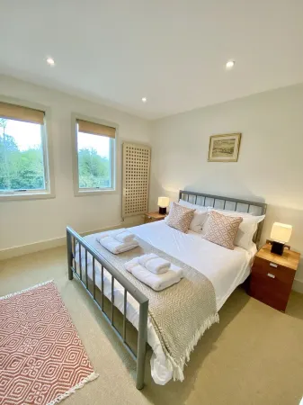 Large 4 Bedroom Lakeside Holiday lodge in the Cotswold. Sleeps 8-10