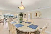 Spring Summer Special- Minutes to Yacht Club Beach, Paddle Boards Included