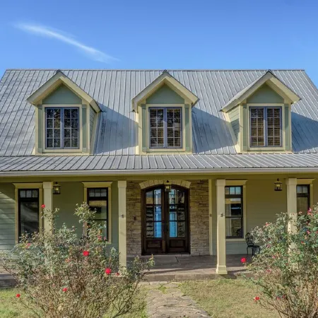 Charming 3-bedroom house, breathtaking views, Hot Tub, W/D Game Room