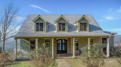 Charming 3-bedroom house, breathtaking views, Hot Tub, W/D Game Room Hôtels à : 