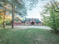 Sleeps 18  Minutes to Main St & Lakes HotTub PoolTable FirePit Air Conditioning