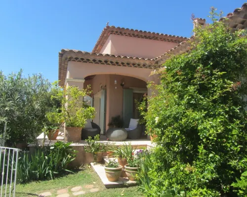 Detached villa with good amenities, private pool, close to Aix en Provence Hôtels à : Coudoux