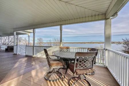 Enjoy swimming/boating in the lake, Fall Foliage, Wine trail, Skiing and Hiking