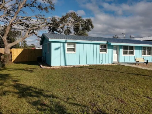 Pet Friendly Cottage-3 blocks from Beach New fenced yard.