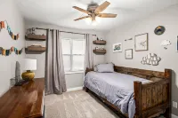 Downtown, museums, MTB, & more! 4BR/3.5BT, pickleball, basketball, & game room!