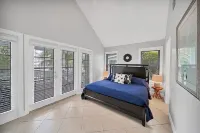 Professionally Decorated - Large Boat Slip - This Villa Is A Must Stay !!