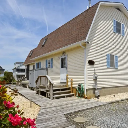 Imagine Staying at This Quiet Water Front Beach Cottage - Family + Bikes, Canoe