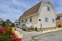 Imagine Staying at This Quiet Water Front Beach Cottage - Family + Bikes, Canoe Hotels in South Bethany