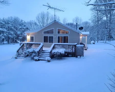 GO JUMP IN THE LAKE at this lovely waterfront home! 庫庫酒店