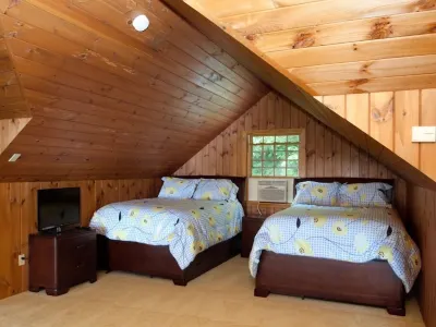 Private Lakeside near Burlington, Oversized Dock Skiing, Shopping, Fine Dining